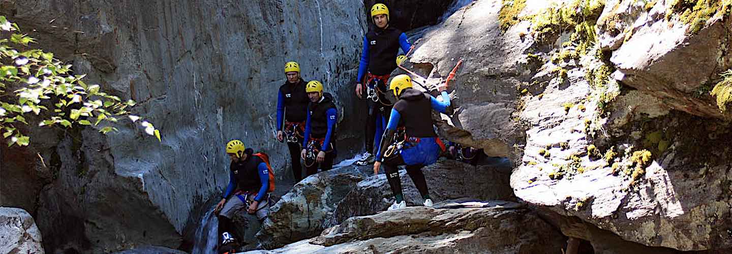 Un groupe de canyoning