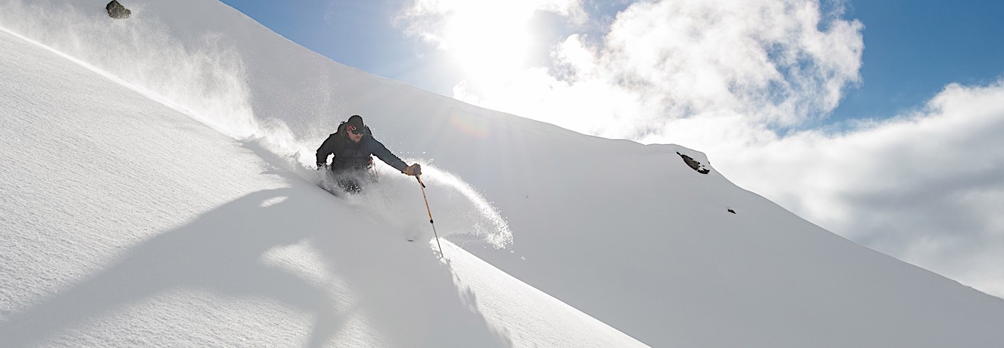 Skieur en poudreuse