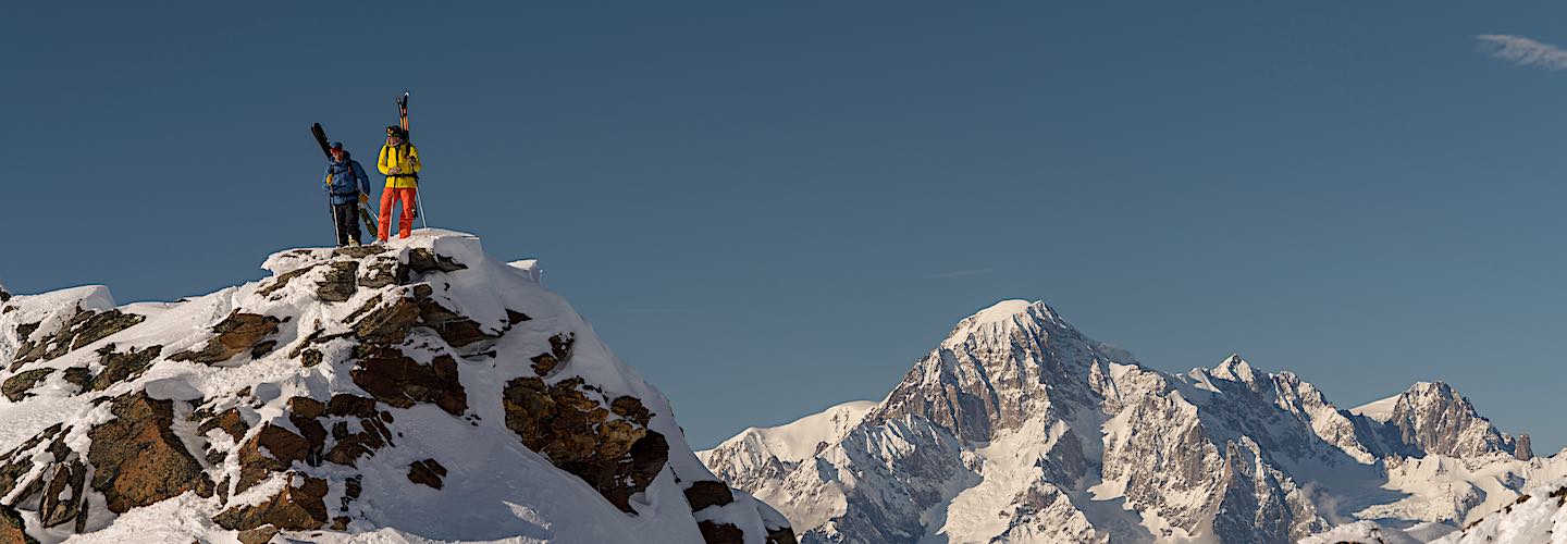 Contempler la vue après la montée en ski de rando