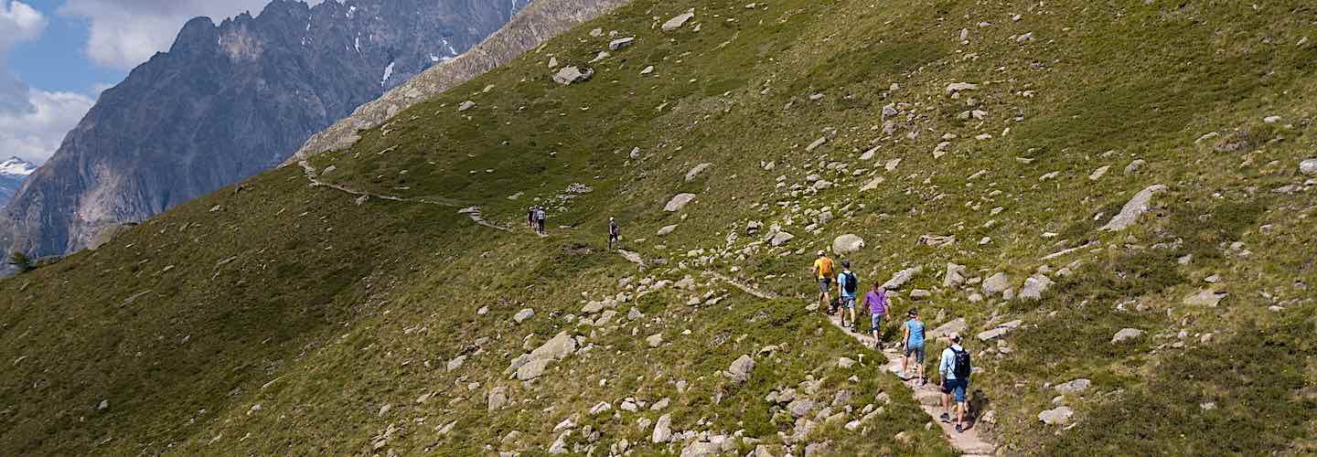 Un groupe sur un chemin de montagne