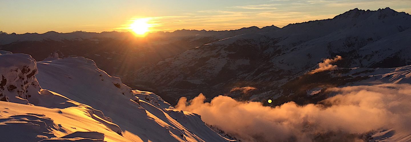 Couché de soleil sur les montagnes 